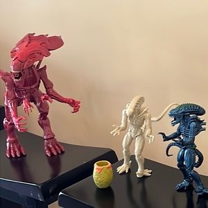 Three Aliens from the horror movie Alien with egg accessory